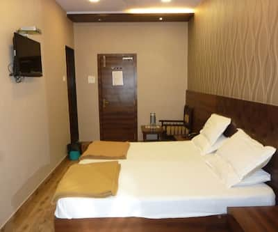 https://imgcld.yatra.com/ytimages/image/upload/t_hotel_yatra_city_desktop/v1478150657/Domestic Hotels/Hotels_Mumbai/regal palace/deluxe_7.jpg